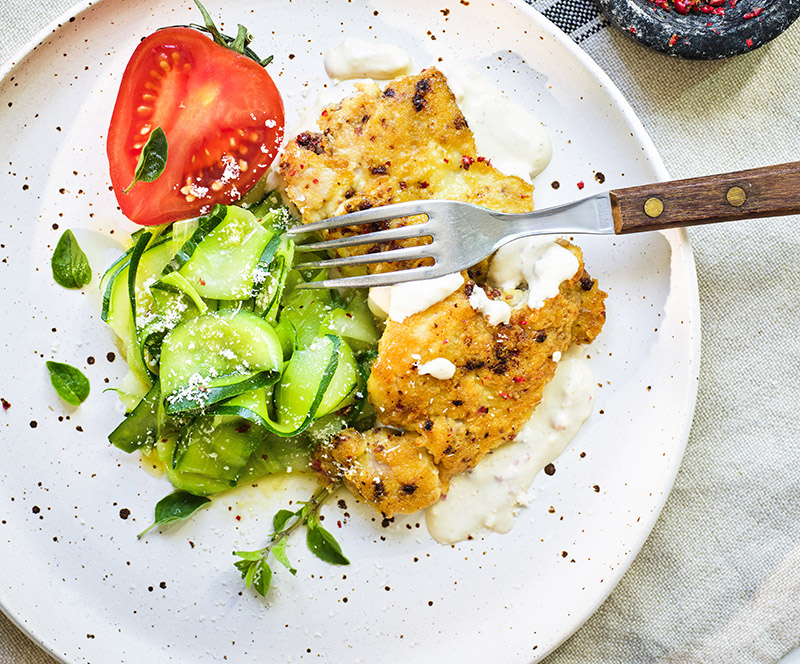 Parmesan- och rosépeppar- panerad kyckling med hyvlad zucchini