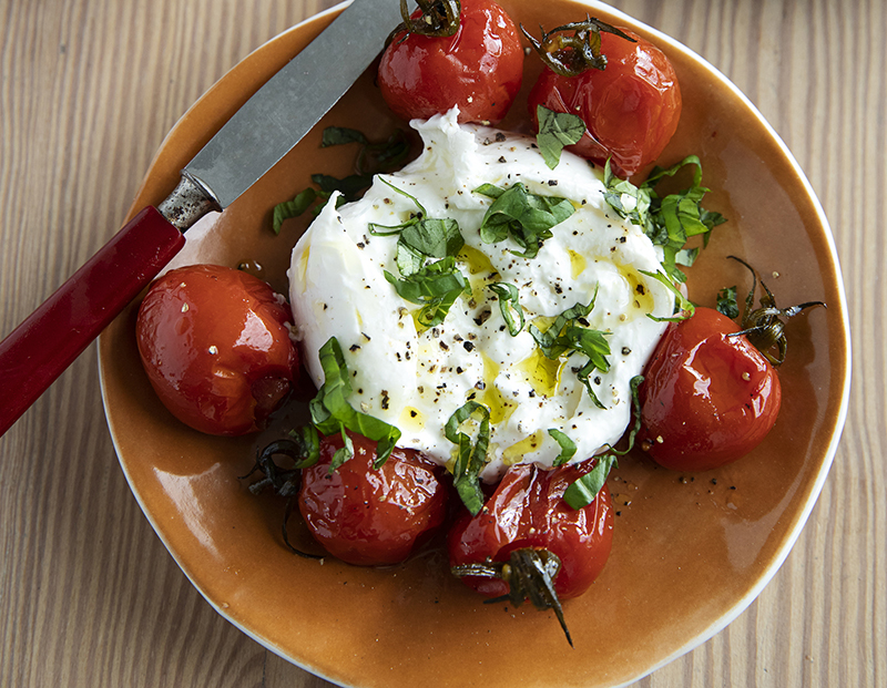 Burrata med picklade semirostade tomater