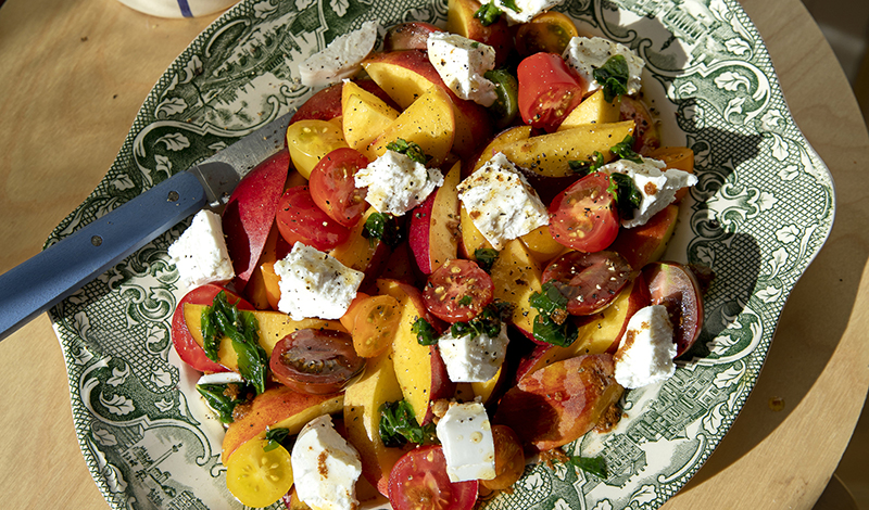 Tomatsallad med nektarin, färsk getost och brynt smör-vinägrett