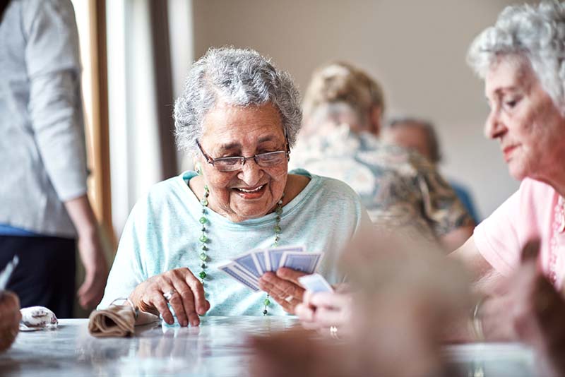 Ensamheten minskar när pensionärer rycker in på äldreboenden