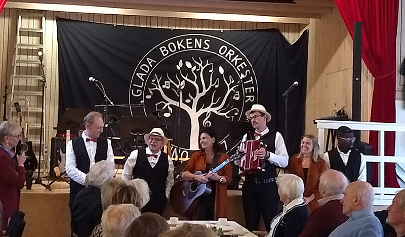 Glada Bokens Orkester underhöll i Rockneby