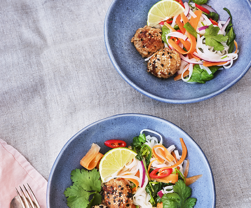 Asiatiska köttbullar med ljummen nudelsallad