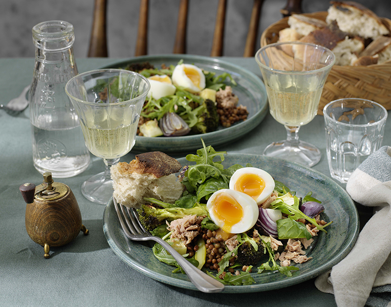 Ljummen sallad med tonfisk, linser, ägg och rostade grönsaker