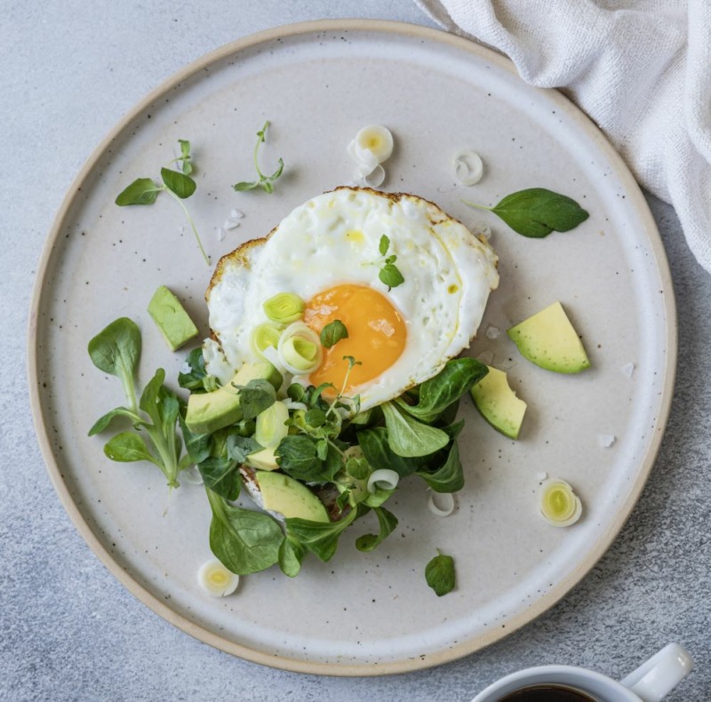 Surdegsmacka med stekt ägg