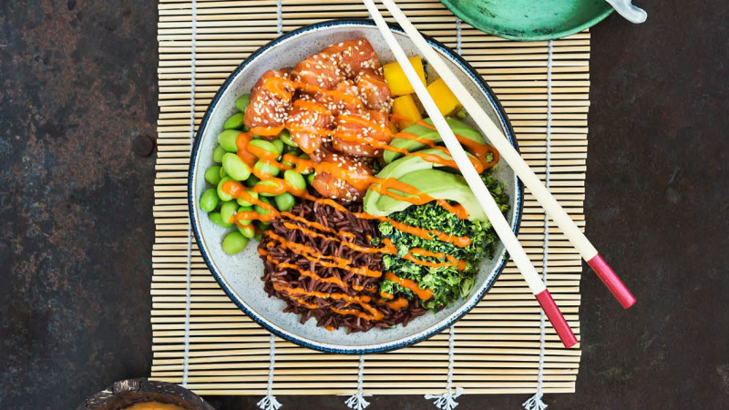 Poke bowl med sojamarinerad lax