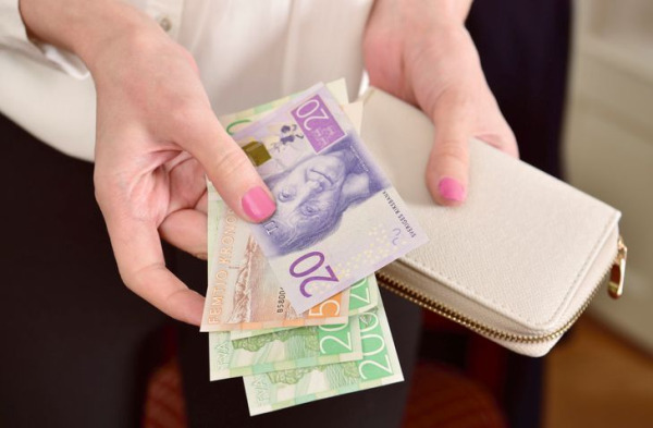 Bankerna tar ställning för kontanter