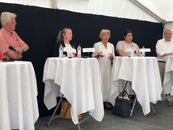 Maria Larsson: Höj era röster och kräv kontanter