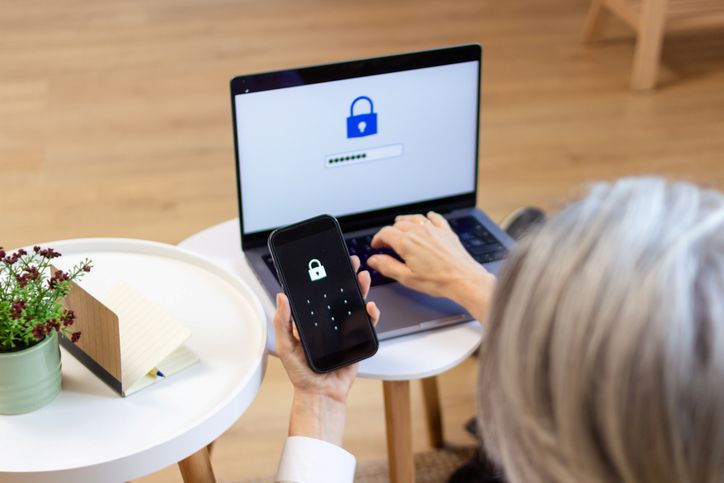 Digitaliseringen: Få äldre klarar sig på egen hand