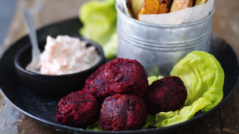 Rödbetsfalafel med morotstzatziki och rotfrukter i ugn