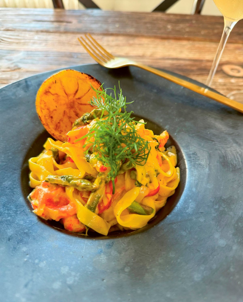 Knallgul kräftpasta med sting