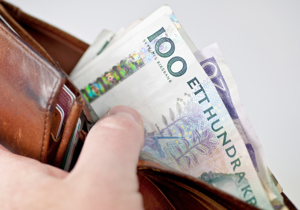 Nytt lagförslag: Tvinga butiker och apotek att ta kontanter