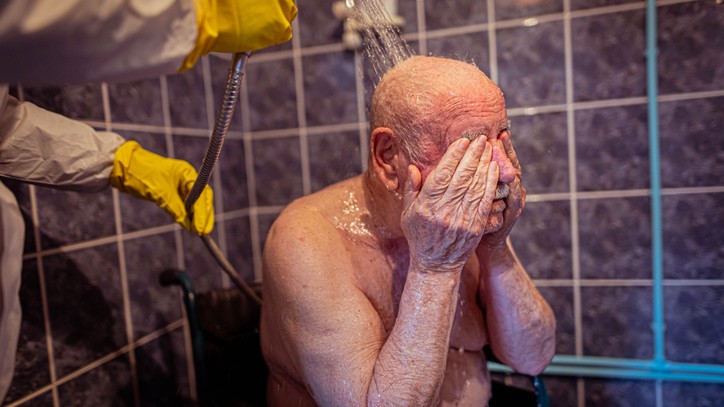 KD: Låt äldre välja kön på personal