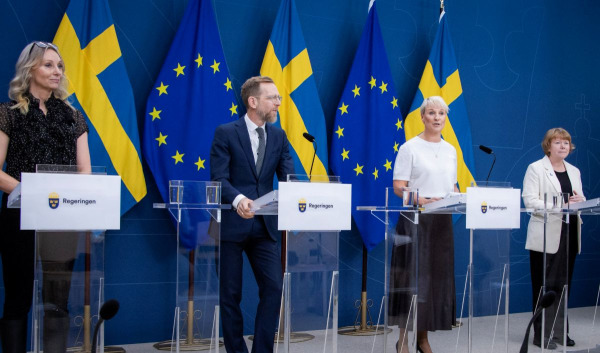 Lagkrav: Kommunerna ska lära personalen svenska