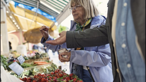 Regeringen: Kontanter i mataffär ska vara ”huvudregel”