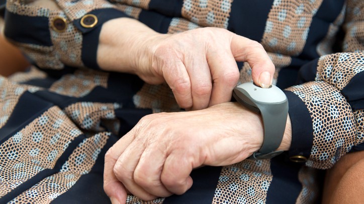 Anställda på äldreboende stängs av