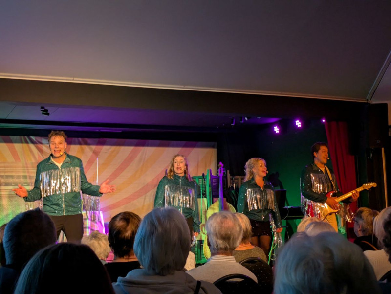 Succéhyllning till radion i Vingåker