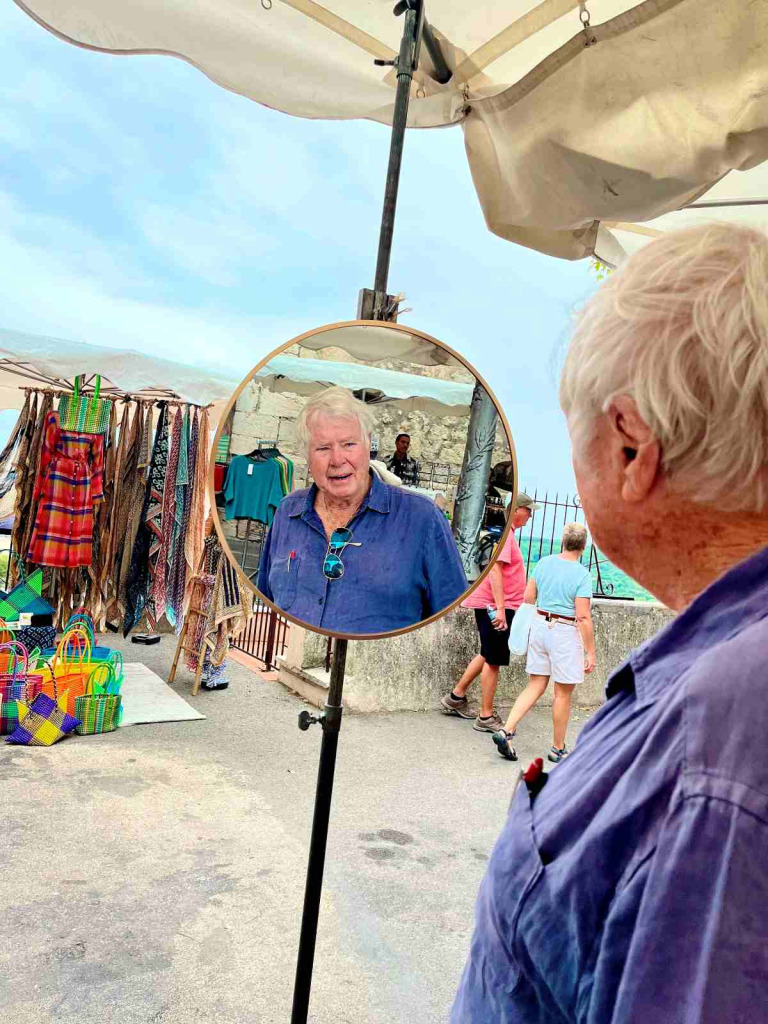 Staffan Heimerson ser sig i spegeln