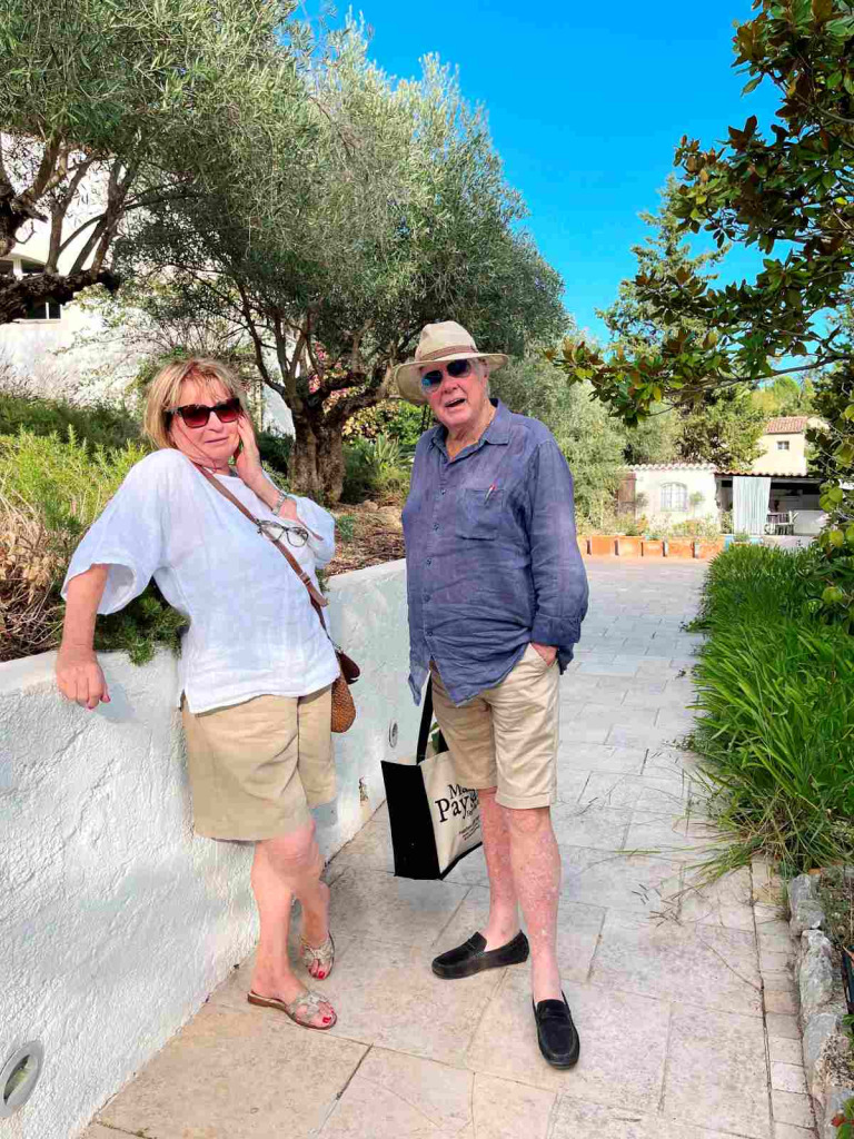 Staffan Heimerson Med Marianne framför huset