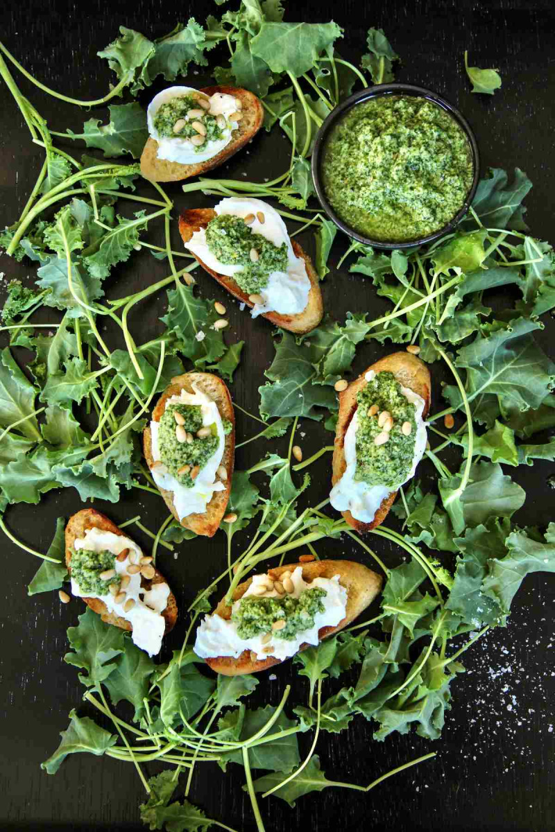 Surdegssnittar med grönkålspesto och burrata