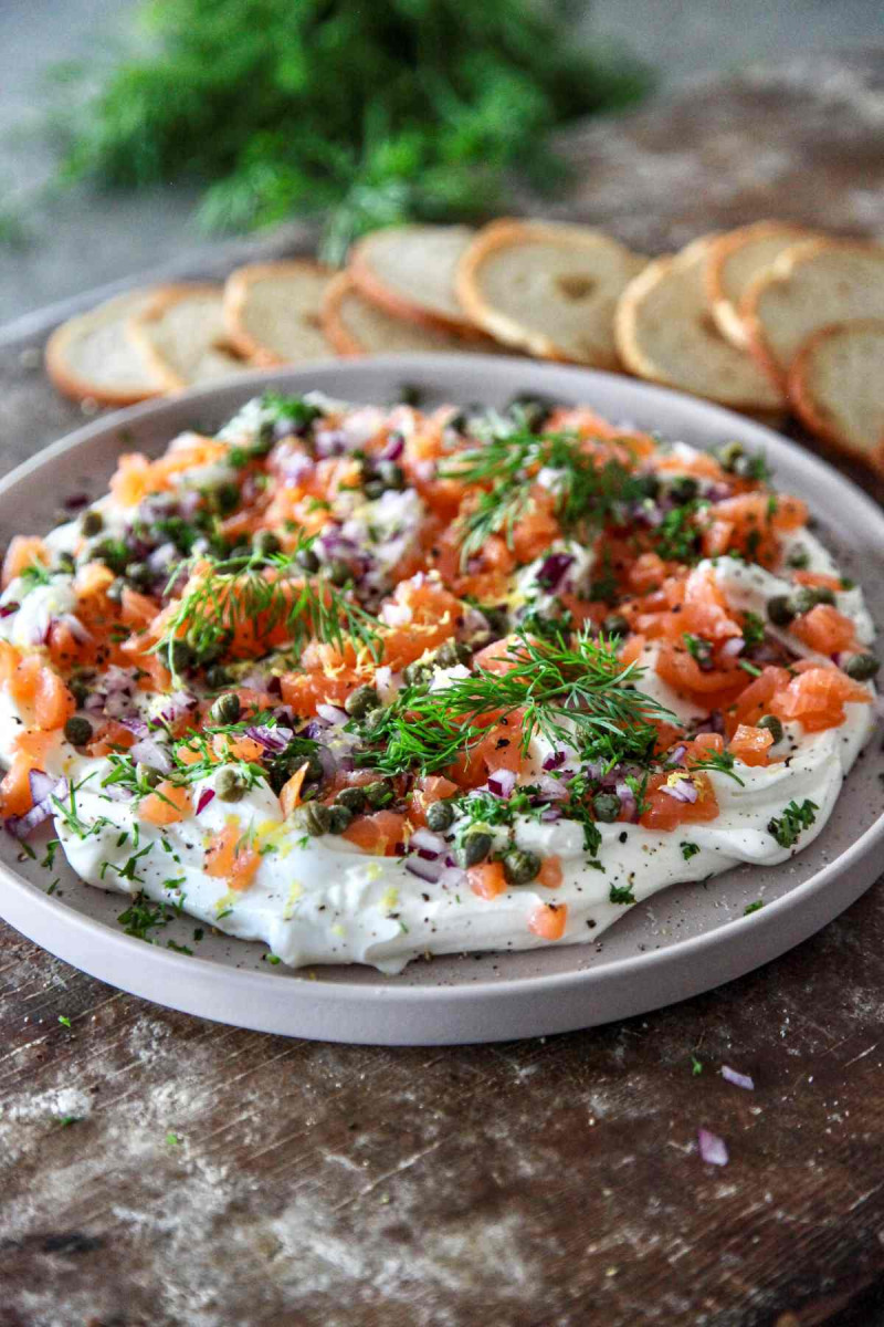 Krämig dipp med kallrökt lax, kapris, rödlök och dill