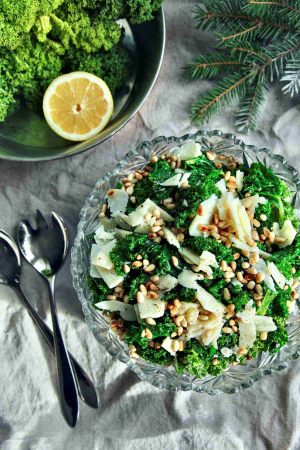 Syrlig grönkålssallad med citron, parmesan och rostade pinjenötter