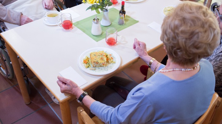 Kommuner sparar på maten till äldre