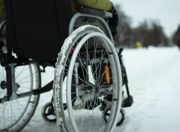 80-åring lämnad i snön en hel natt efter sjukresa
