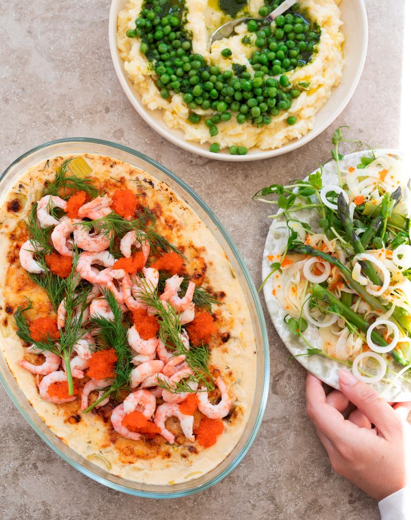 Fiskgratäng med smörigt potatisstompoch sparrissallad