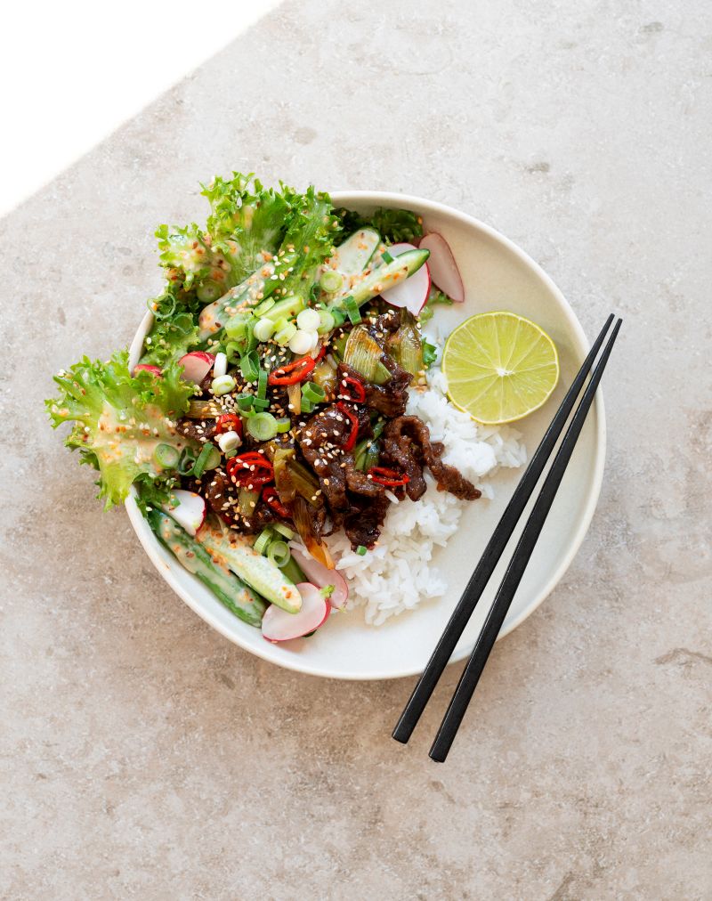 Krispig biff med ris med kladdig sesamsallad och rädisa