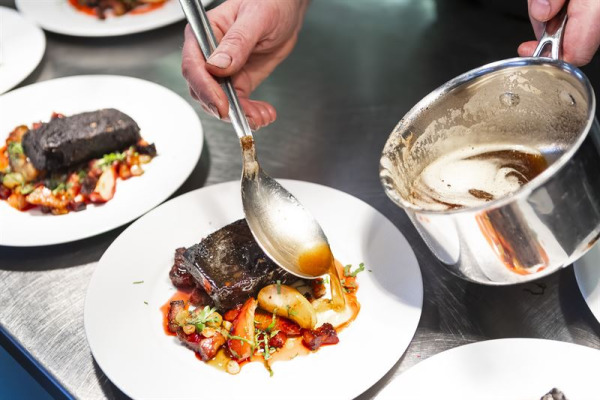 Fira Husmanskostens dag med en klassisk rätt