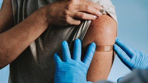 Trycker på för vaccinationer till äldre