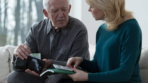 Nära var sjunde hjälper äldre med pengar