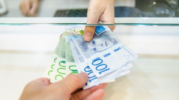 Regeringen får bakläxa om kontanter