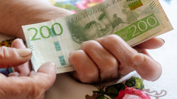 V-löfte: Två tusenlappar i höjd pension