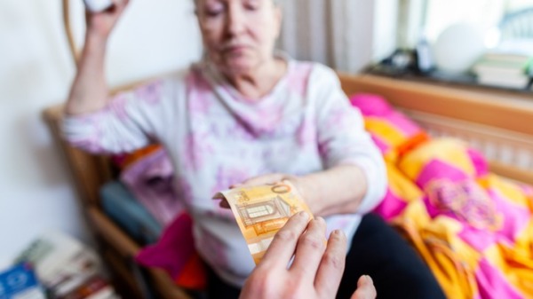 Så kan ekonomiskt våld mot äldre motverkas